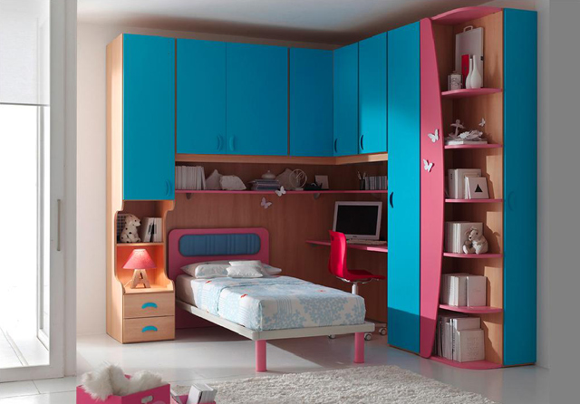 уютный уголок могут создать угловой шкаф со встроенным столом и нишей для кровати