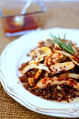 INSALATA DI QUINOA ROSSA, POLLO E FUNGHI CON VINAIGRETTE ALL' HARISSA