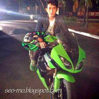 Foto Jho Rizki Keren Naik Motor - Pemain Anak Jalanan Foto Jho Rizki Keren Naik Motor - Pemain Anak Jalanan