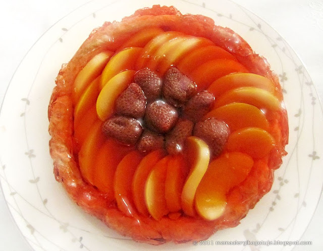 kruche ciasto z owocami i galaretką