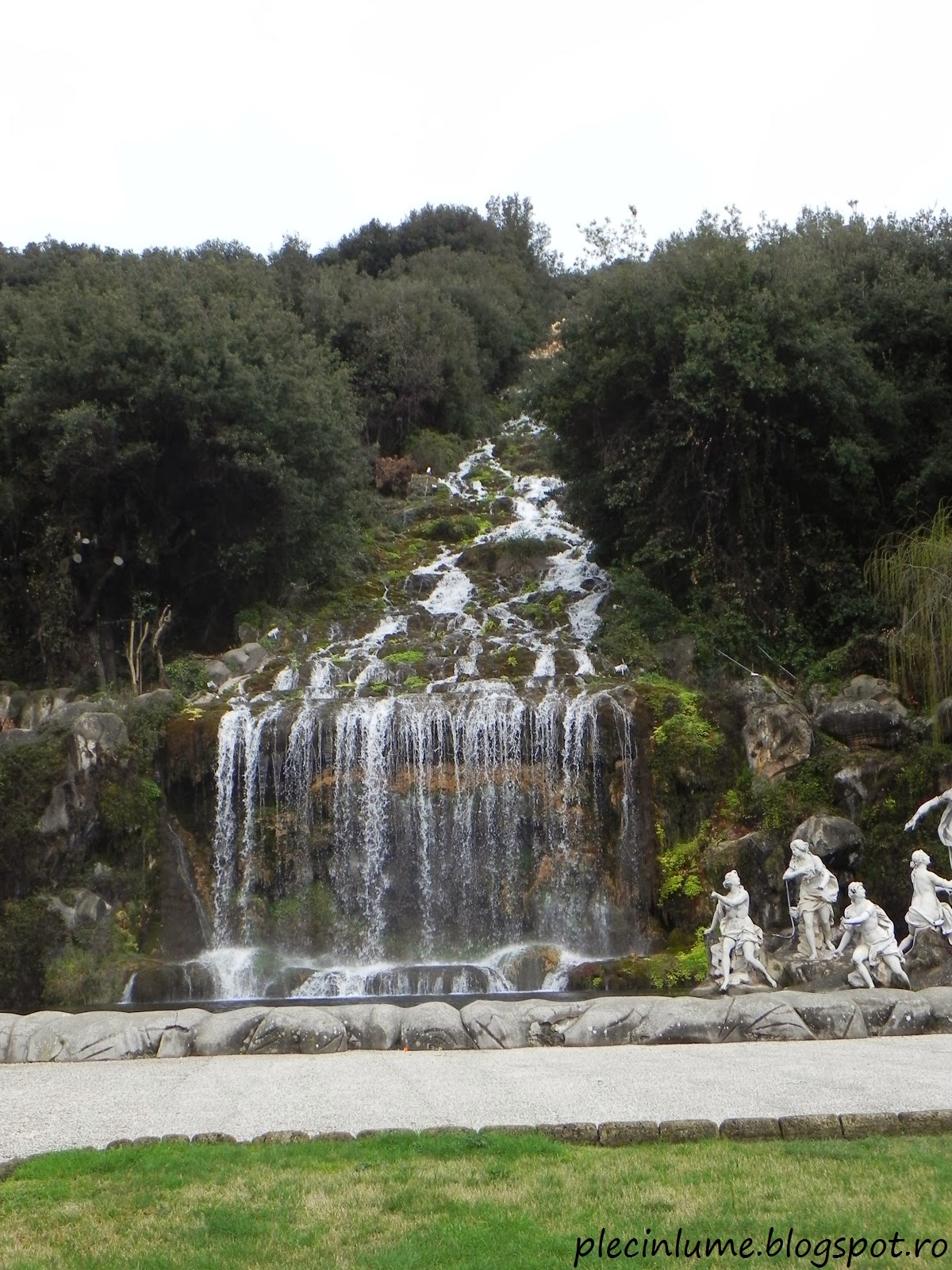 Cascada din capatul gradinilor Cascada din capatul gradinilor