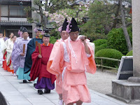 藤花祭は淳和天皇が、境内で「藤花ノ宴」を催された故事による 藤花祭は淳和天皇が、境内で「藤花ノ宴」を催された故事による
