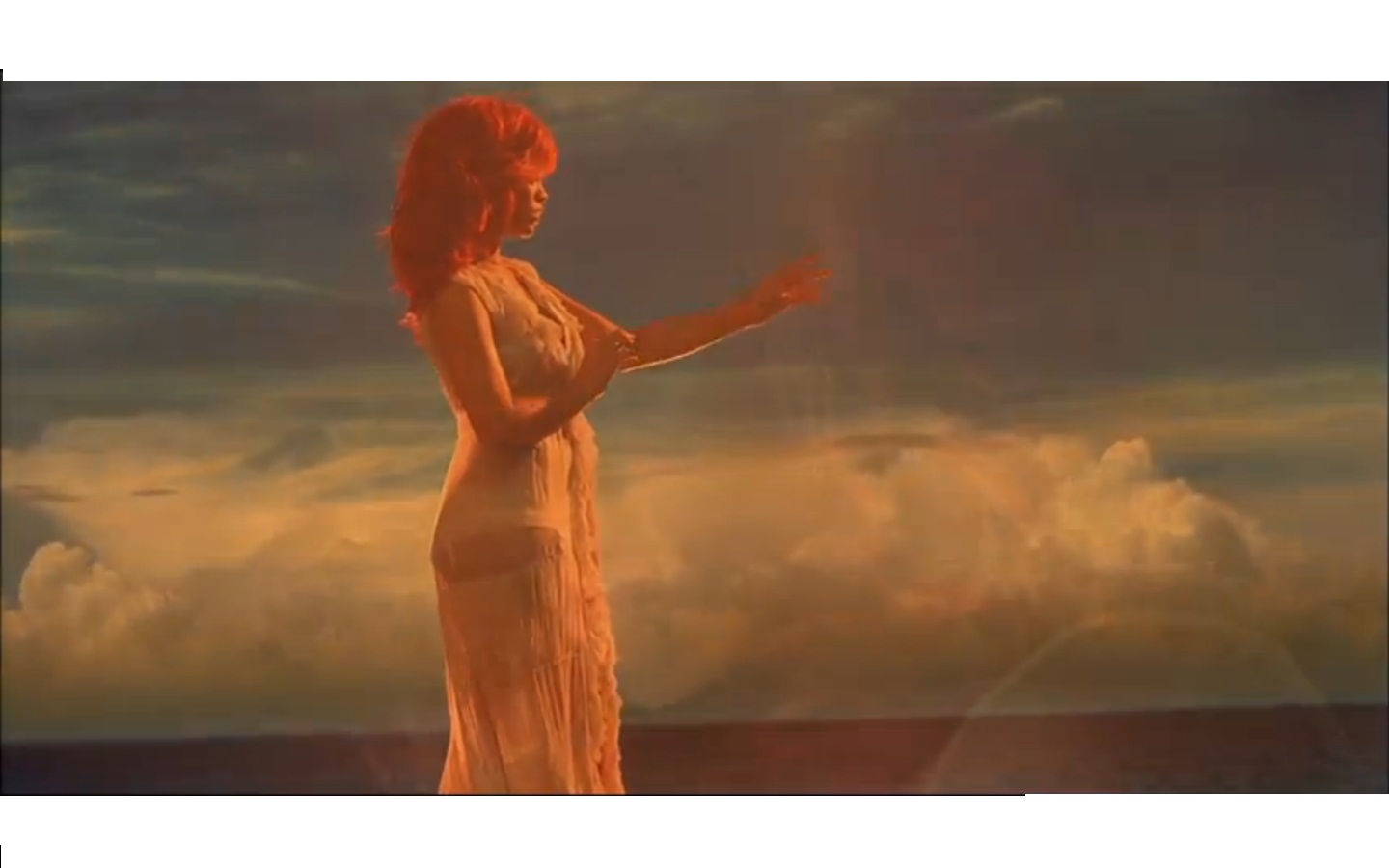 Rihanna California King Bed Video and Pictures I am Will. Liddy.Paco