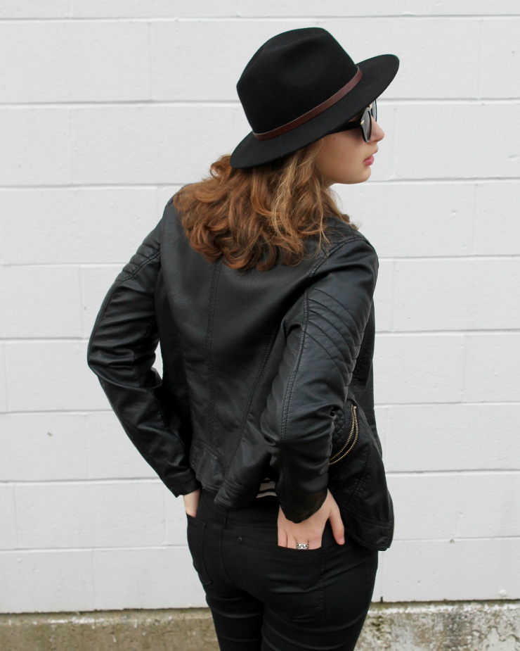Parisian outfit - striped Breton, black leather jacket, black skinny jeans, black fedora and black leather slip on sneakers