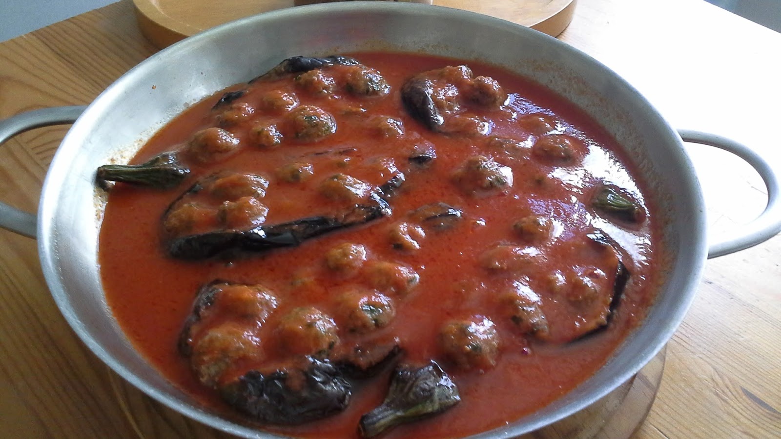 Domates Soslu Köfteli Karnıyarık Tarifi Domates Soslu Köfteli Karnıyarık Tarifi