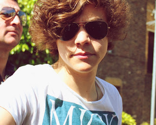 http://4.bp.blogspot.com/-yC8_KHuDo38/UG65PE8WmJI/AAAAAAAAAxQ/BaKuUTT5q2I/s1600/Harry_Styles_2012+04.jpg