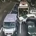 Polonyada Otobüs Kırmızı Işıktaki Arabaları Biçti