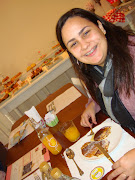E aqui a Renatinha tomando café da manhã . Espero que tenham gostado !!! o . (renatinha )