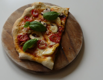 Pizza pomodoro, funghi e mozzarella mit Artisan Pizzateig Pizza pomodoro, funghi e mozzarella mit Artisan Pizzateig