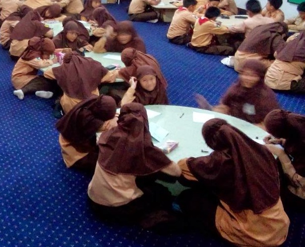 Kegiatan membaca siswi SMP Islam Bunga Bangsa