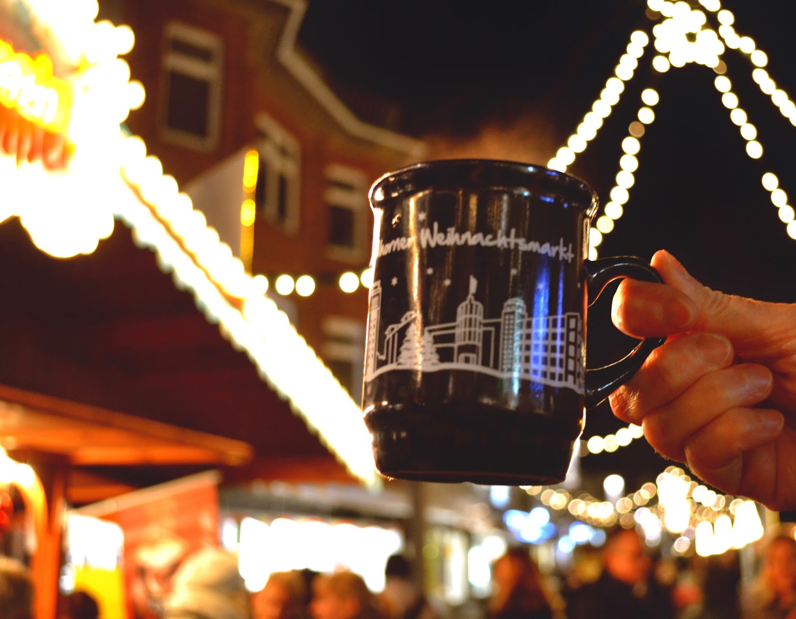 Glühwein trinken, aus der original Nordhorn-Weihnachts-Markt-Tasse