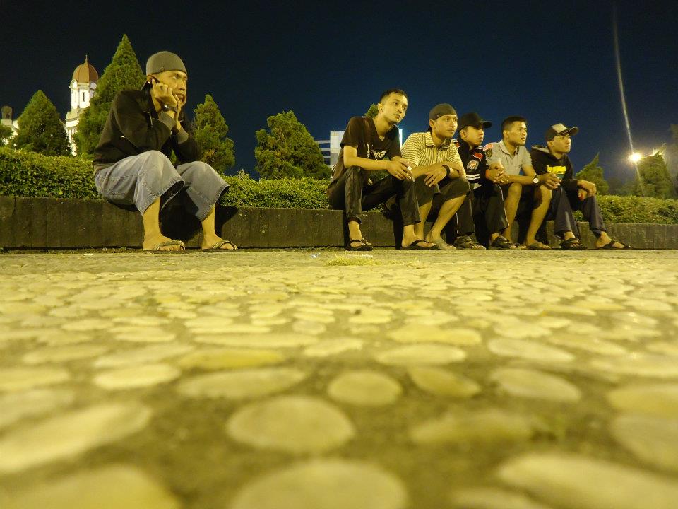 tugu muda semarang malam hari