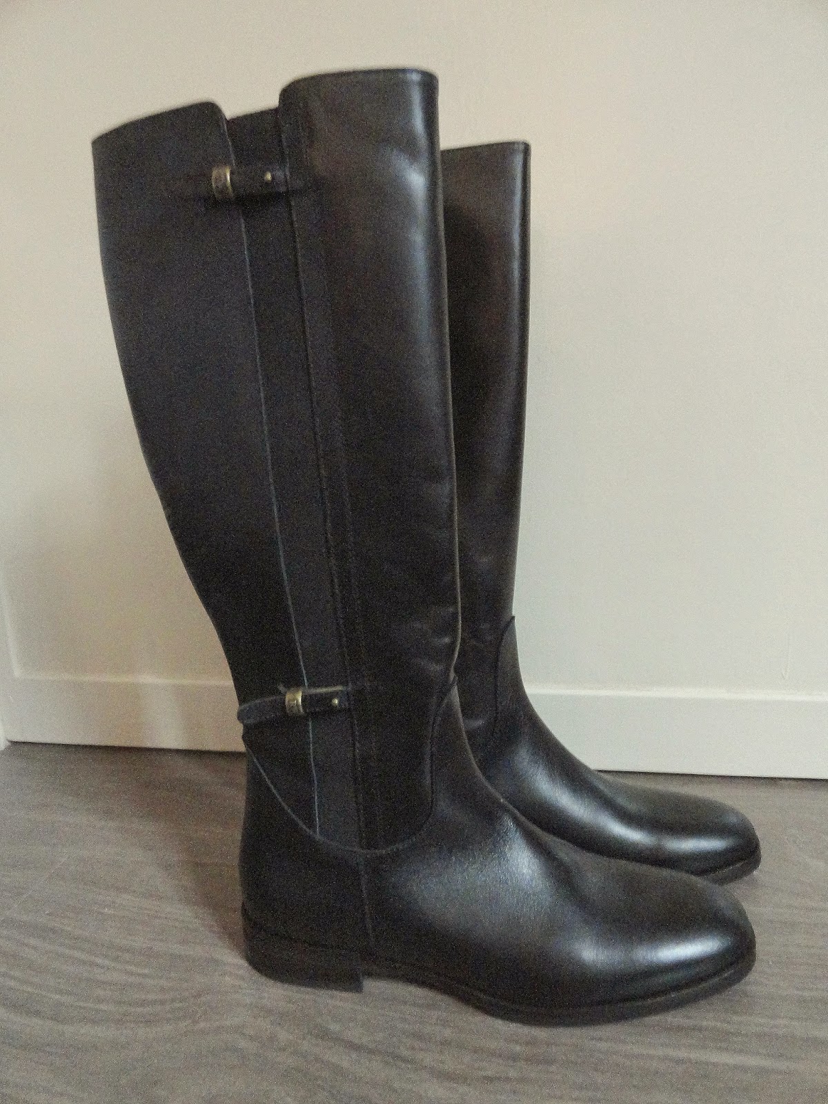 Clothes & Dreams: These boots are made for walking (shoplog): Black knee-high River Woods boots