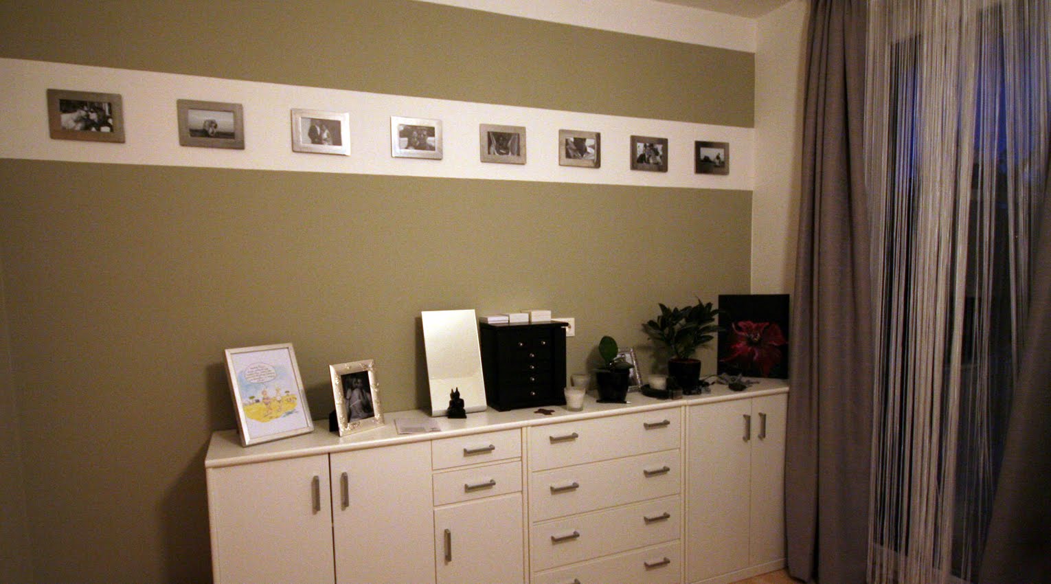 Schlafzimmer bilderwand: interior update bilderwand balkenbett ...
