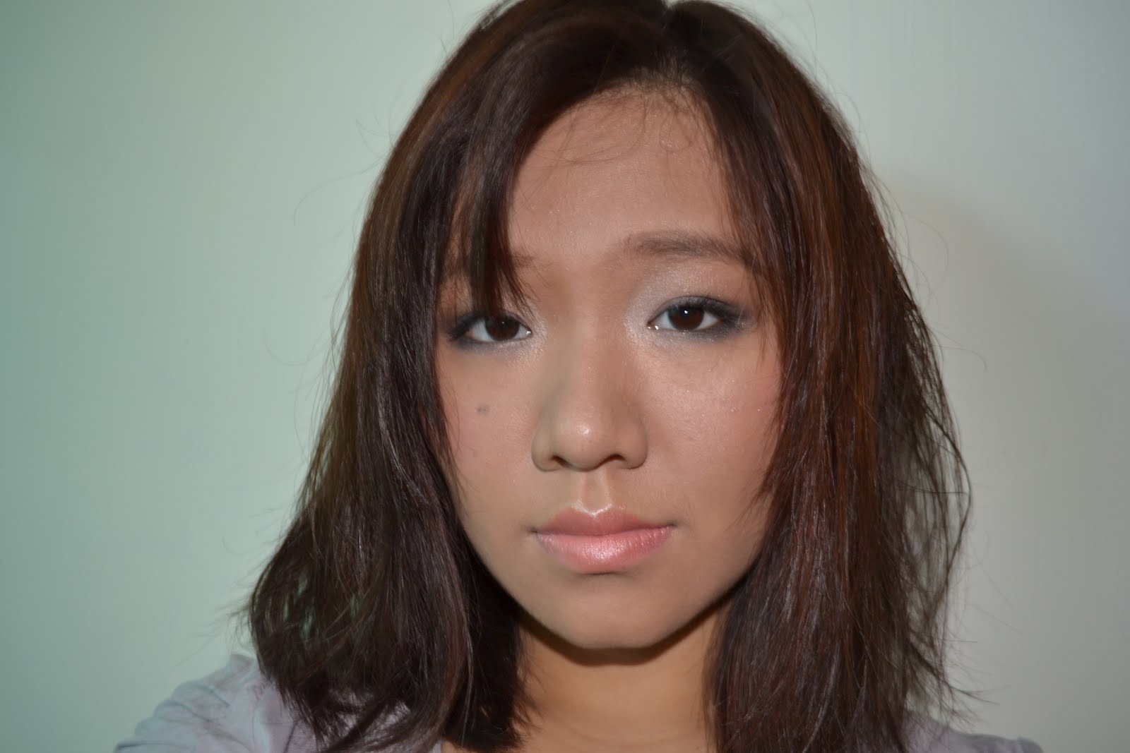 disbgil b pretty SPF in Foundation VS white cast in photos how to prevent it + loose powder