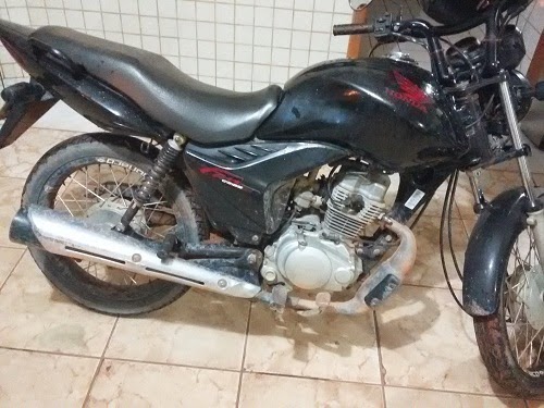 Máscara azul em olhos
