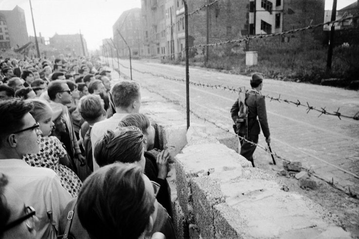 vintage everyday: The Berlin Wall Pictures in 1961-62