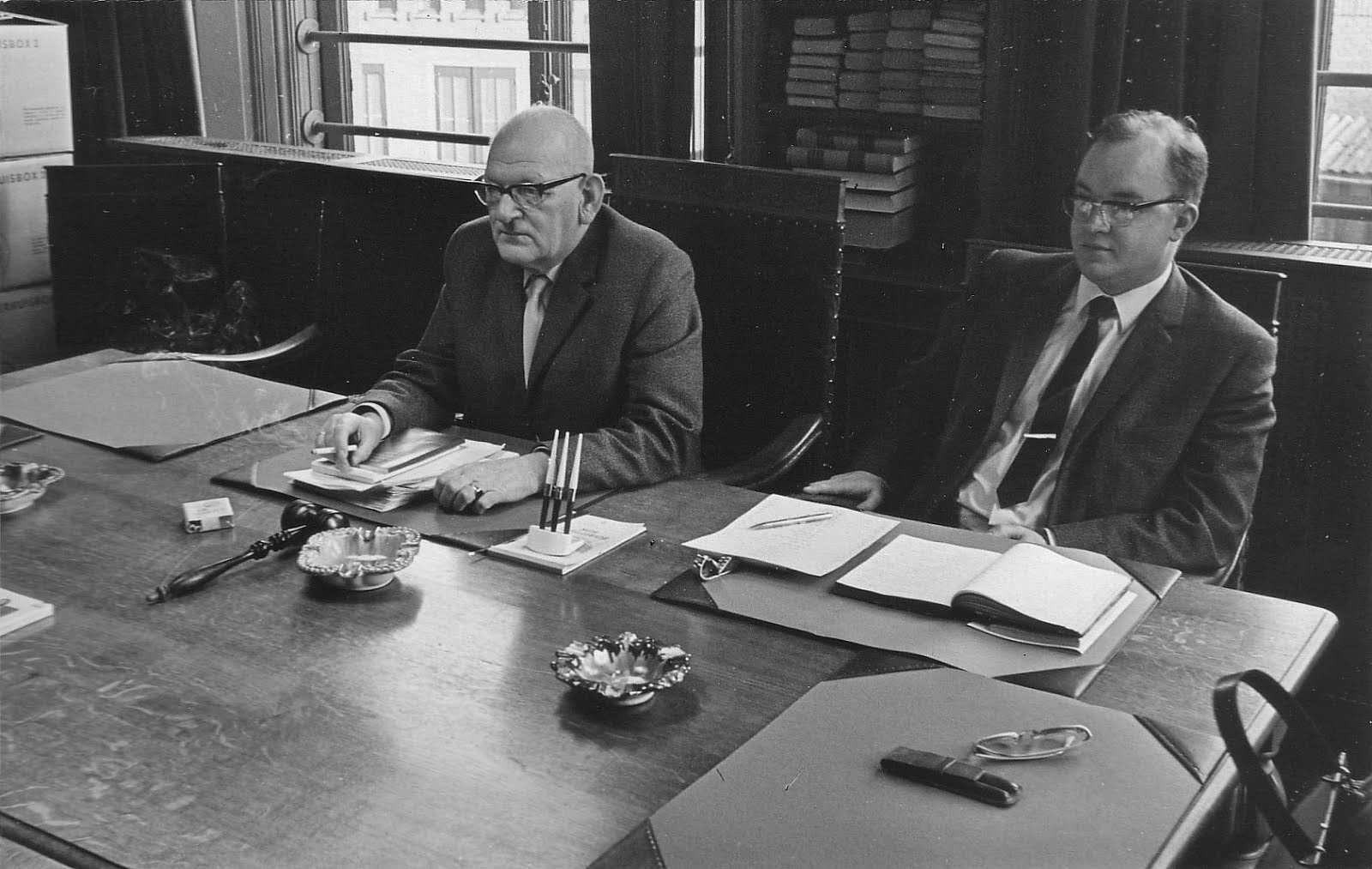 1967-1968 De nieuwe directeur en onderdirecteur in de bestuurskamer aan de Plompetorengracht
