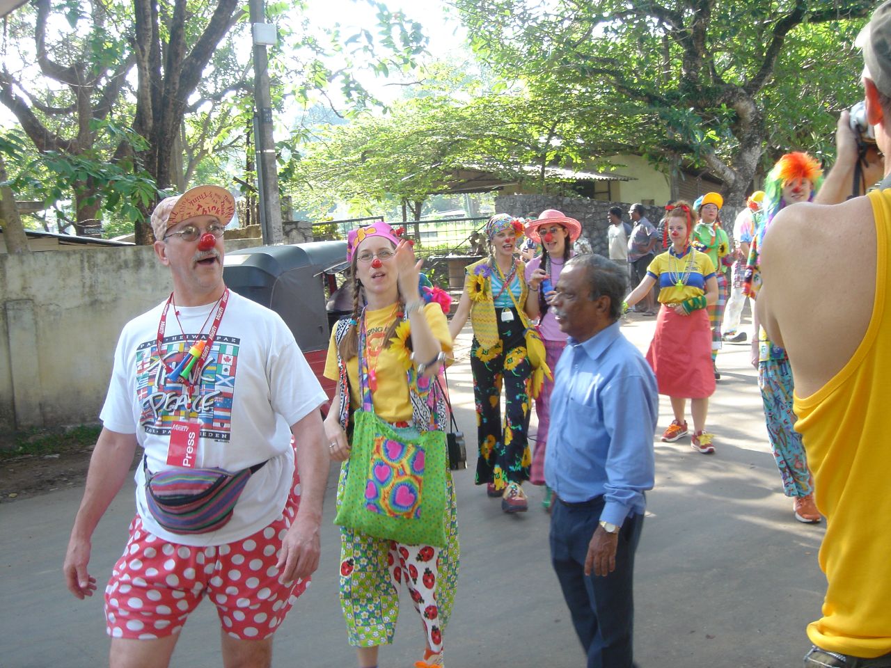 http://4.bp.blogspot.com/-yPQjwP27-G4/TseJh16zbaI/AAAAAAABB7c/uaYXRkmlmOw/s1600/Patch_Adams_in_Sri_Lanka.jpg