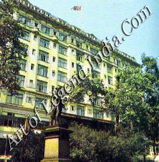 The Savoy Hotel On his later visits to London, Monet stayed at the Savoy, one of the grandest hotels in the capital, from which he had a good view of the river. When the American painter John Singer Sargent visited Monet there, he found him 'surrounded by some 90 canvases'. Monet did not have time to finish the paintings in London, hut shipped them back to France and completed them in his Giverny studio. The Savoy Hotel On his later visits to London, Monet stayed at the Savoy, one of the grandest hotels in the capital, from which he had a good view of the river. When the American painter John Singer Sargent visited Monet there, he found him 'surrounded by some 90 canvases'. Monet did not have time to finish the paintings in London, hut shipped them back to France and completed them in his Giverny studio.