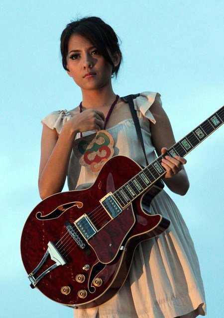 lala karnela seksi pose dengan gitar asian models gallery lala karnela seksi pose dengan gitar asian models gallery