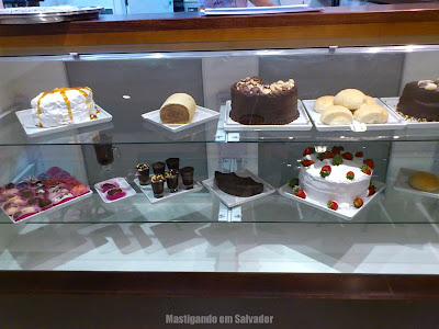 Santorini Café: Vitrine de Doces Santorini Café: Vitrine de Doces