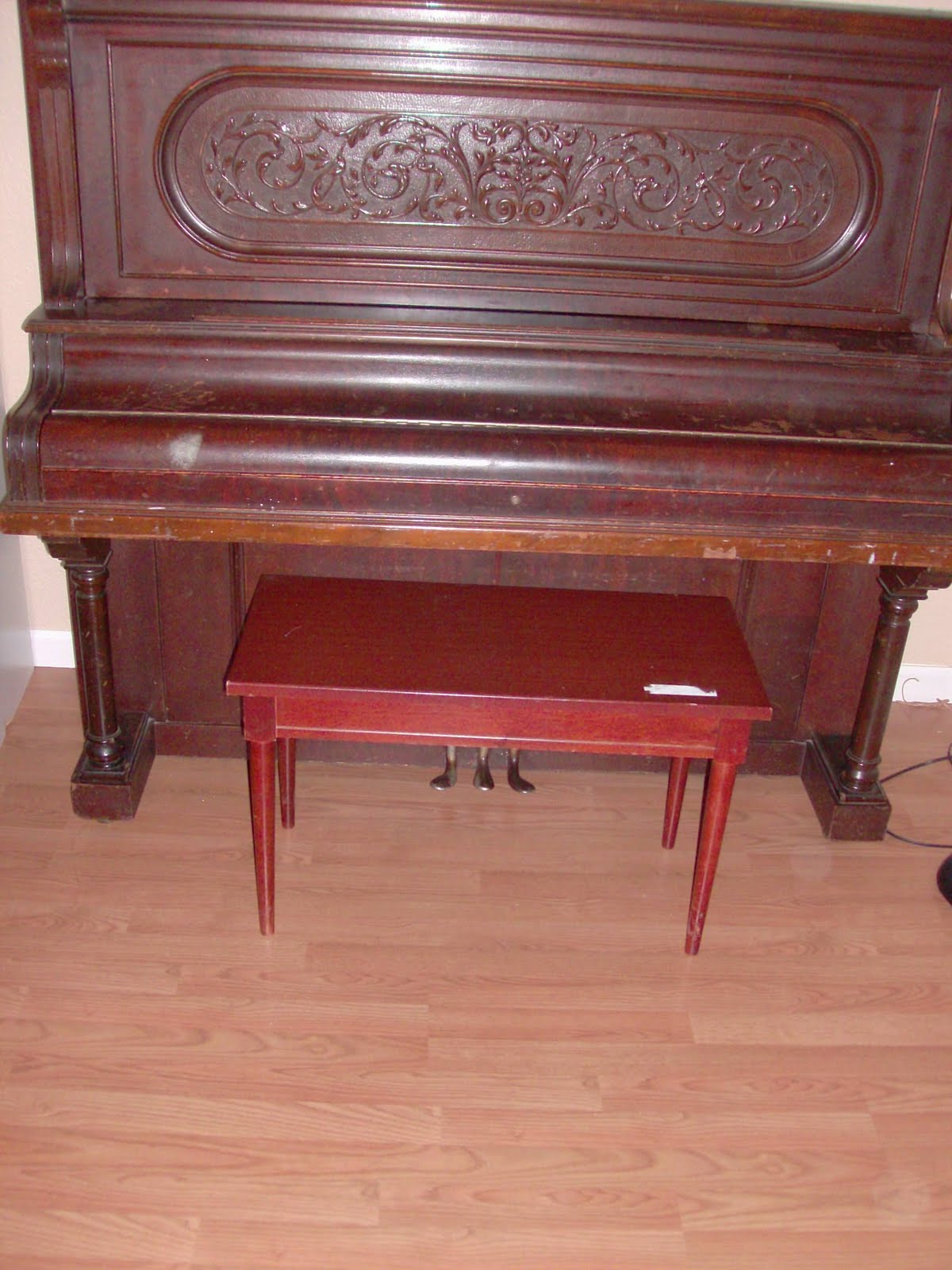 the aspiring housewife: Piano Bench Upholstery