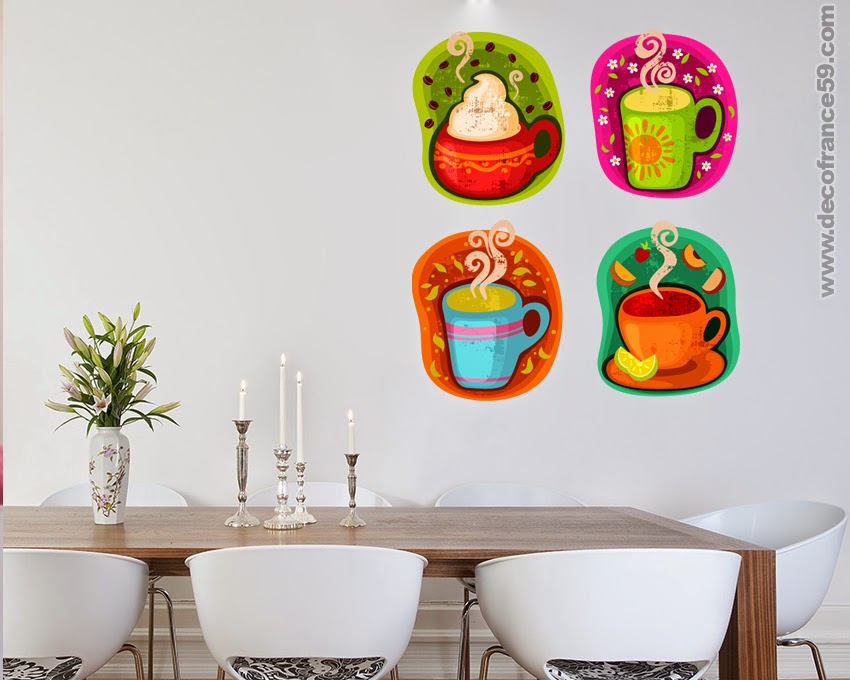 des tasses multicolores décoratives pour une décoration murale ambiante