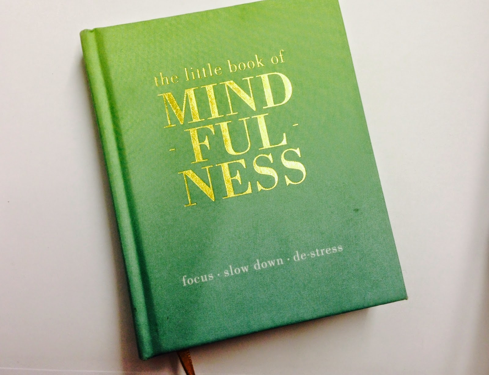 The Little Book of Mindfulness: Focus. Slow Down. De-stress.