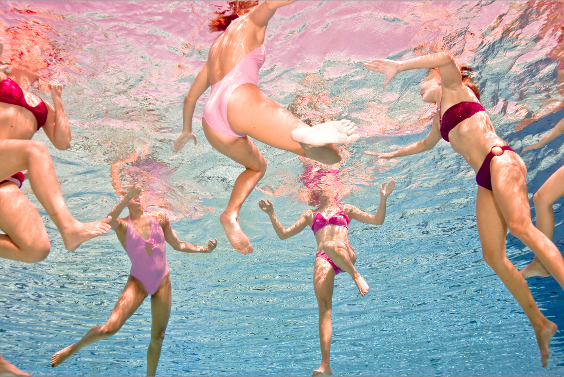 Обнаженные Девушки Плавают В Бассейне – Город Мечты 2012