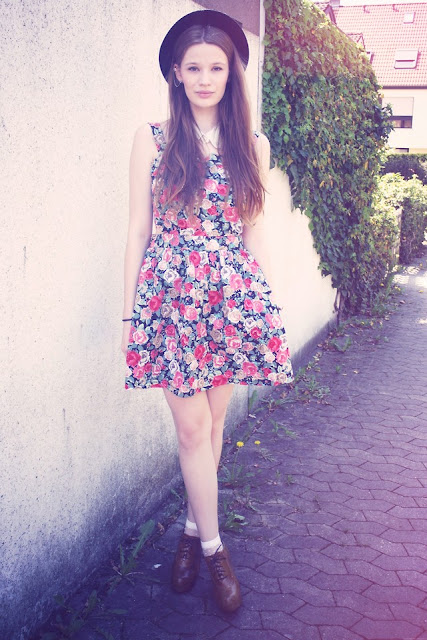 платье с цветочными мотивами, девушка в платье и шляпе