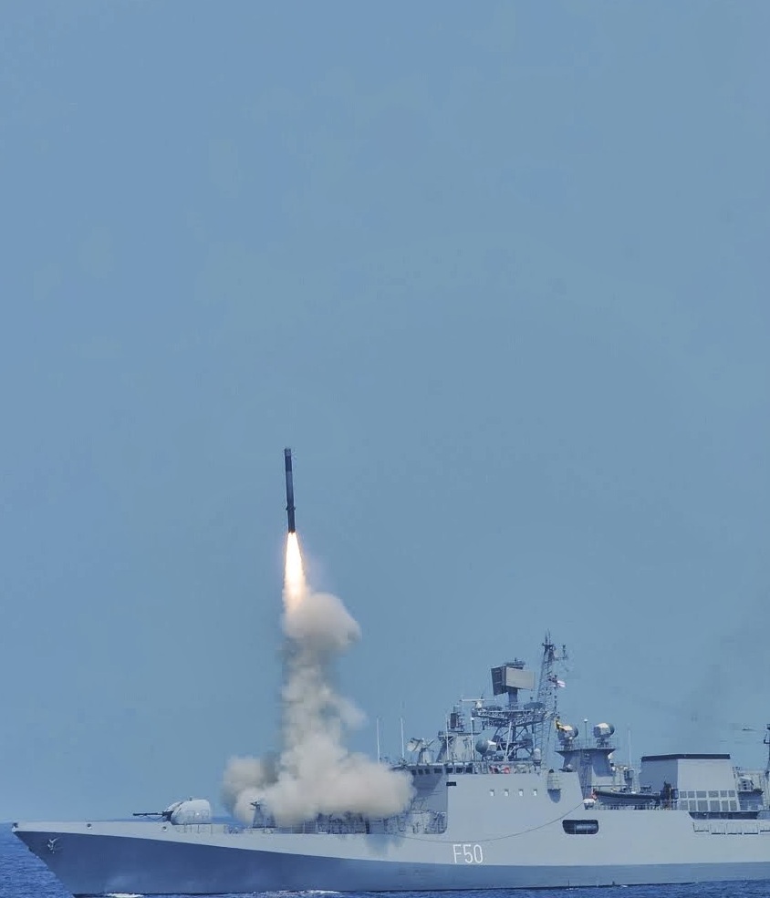 http://4.bp.blogspot.com/-yYmetB7XOhw/Uav7IKA2ECI/AAAAAAAAaPY/xzztOJGh3IA/s1600/India+successfully+test-fired+the+290-km+range+BrahMos+supersonic+cruise+missile+Navy%E2%80%99s+guided+missile+frigate+INS+Tarkash++(1).jpg