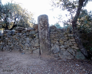Miliario XXVII, integrado en el muro de cierre de una finca