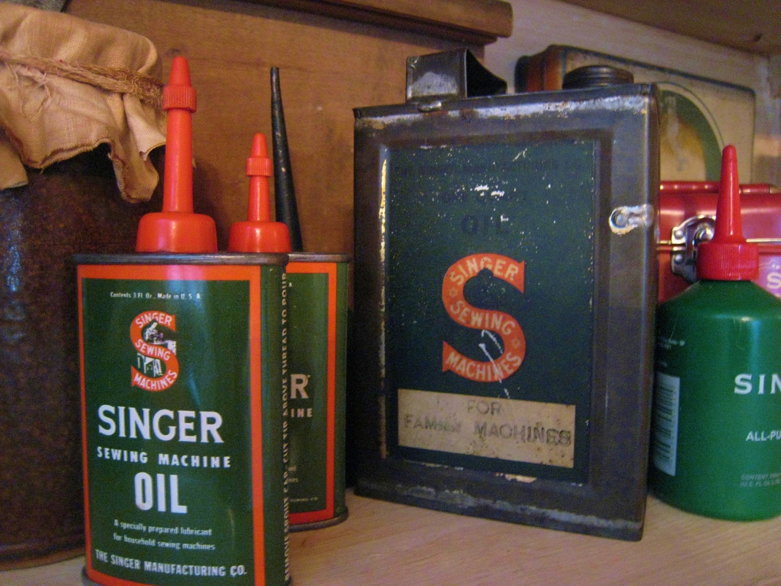 The Vintage Seamstress I kinda like the smell of sewing machine oil...