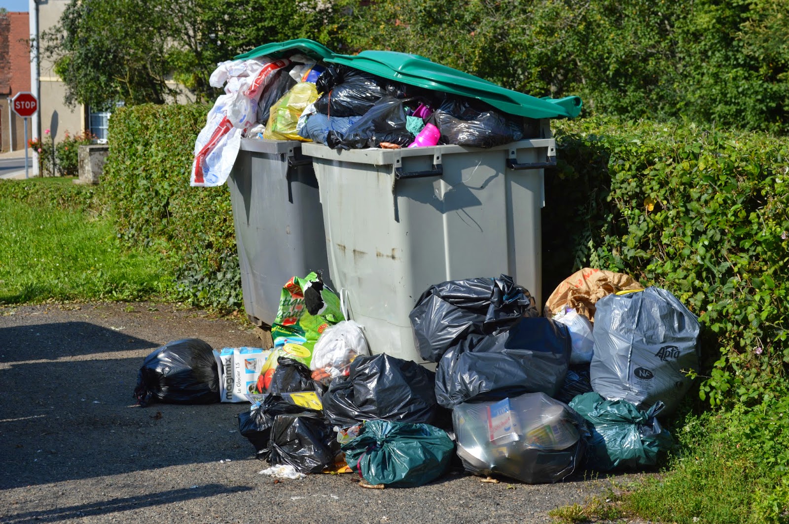 les amis de Montchevrier Nos poubelles débordent aussi à Montchevrier