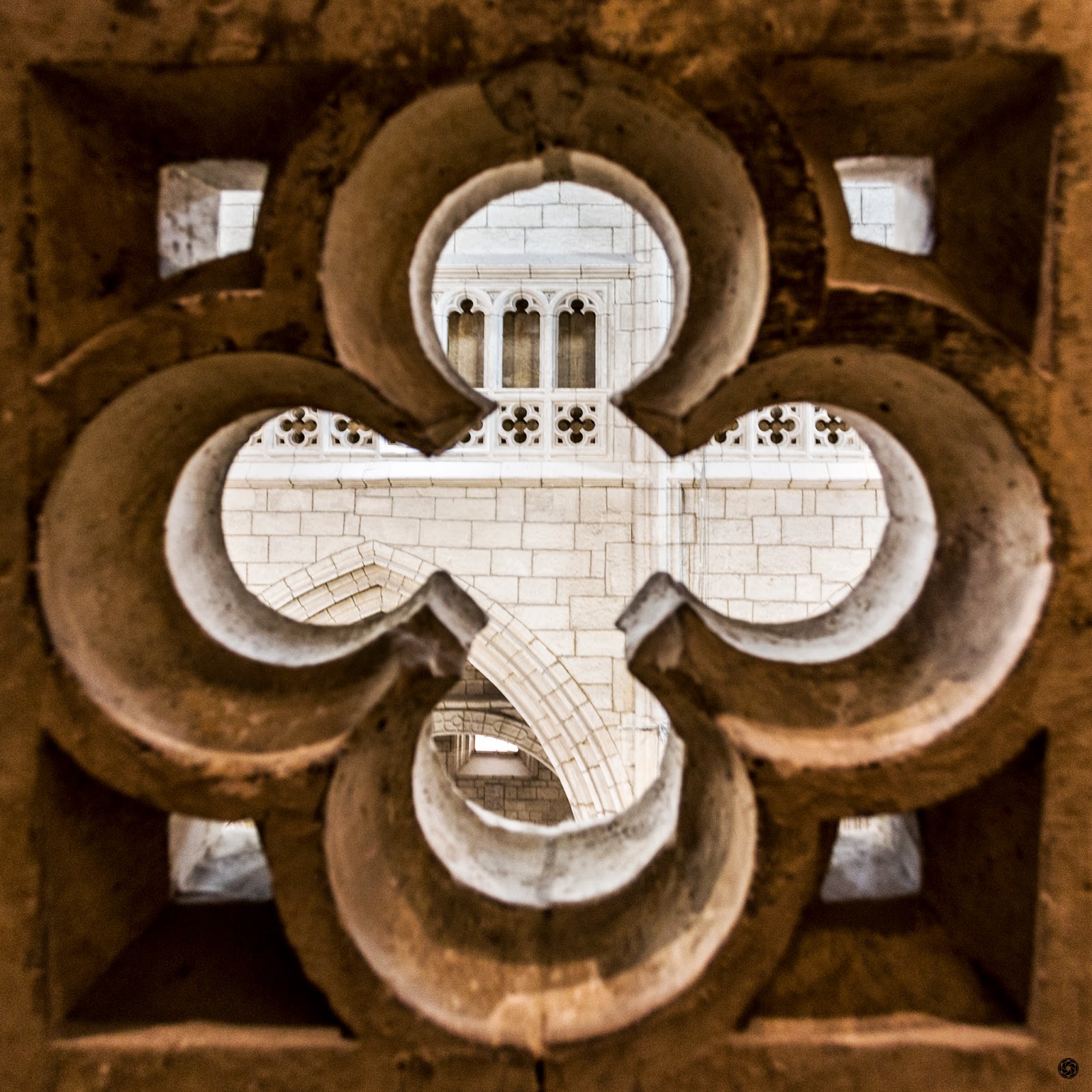 Ornamento del triforio (y emblema de la Fundación) :: Canon EOS 5D MkIII | ISO800 | Canon 17-40 @17mm | f/4.0 | 1/20s Ornamento del triforio (y emblema de la Fundación) :: Canon EOS 5D MkIII | ISO800 | Canon 17-40 @17mm | f/4.0 | 1/20s