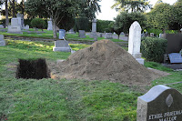 Hier, mitten auf dem Friedhof, wurde die Leiche gefunden