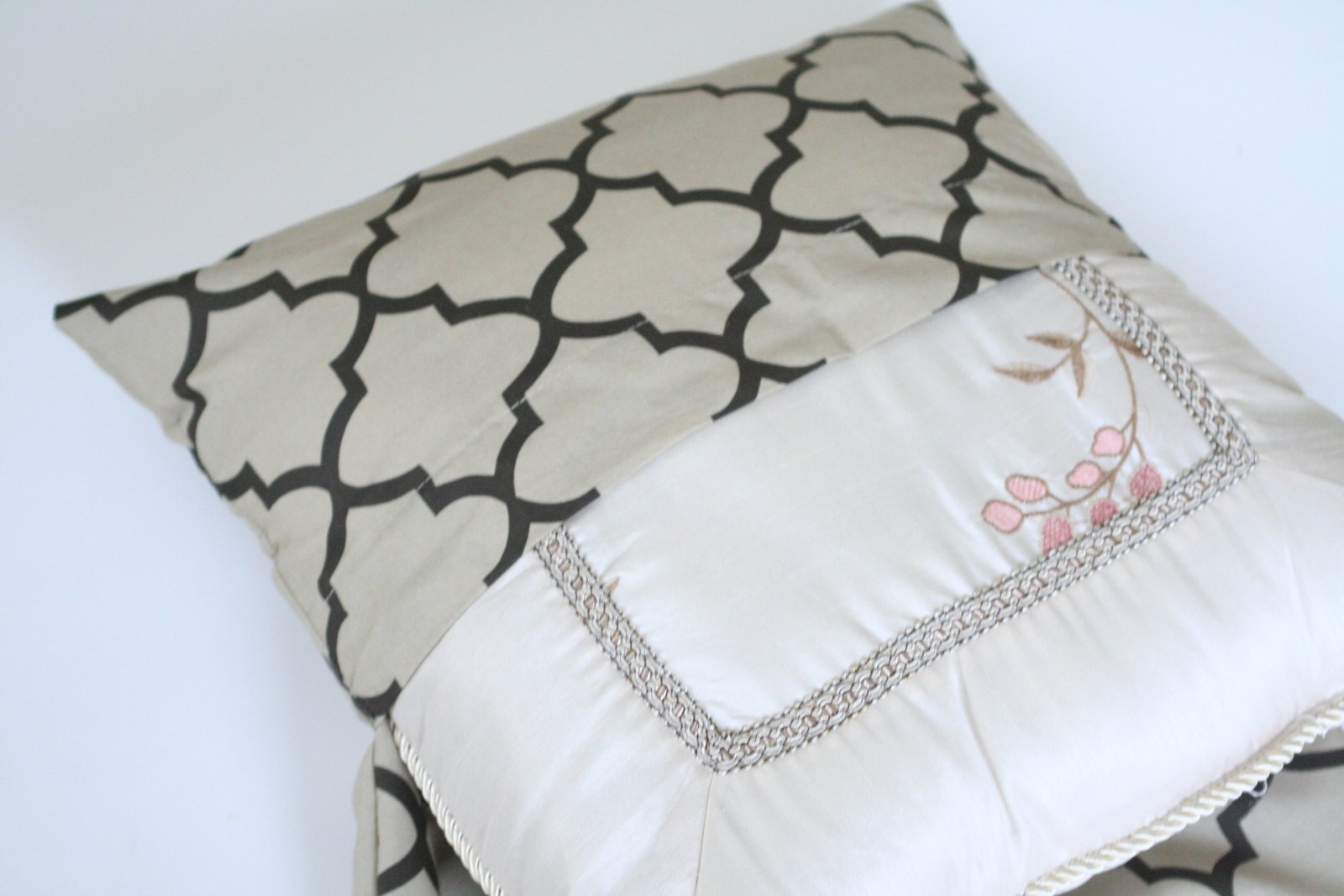 Sewing Mama RaeAnna Pillowcase into a Pillow Sham