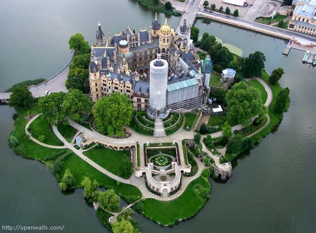 SCHWERIN CASTLE - SCHWERIN, MECKLENBURG - GERMANY SCHWERIN CASTLE - SCHWERIN, MECKLENBURG - GERMANY