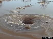 Lettonia, un vortice mostruoso ingoia tutto (video)