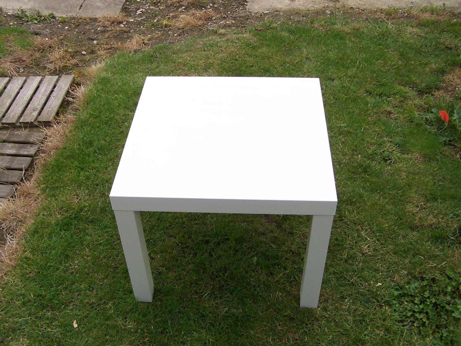 62690 idées et créas Table basse IKEA customisée