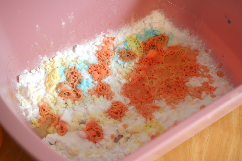 Little Page Turners Fun with Science! "Painting" with Vinegar.