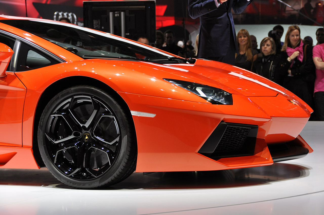 http://4.bp.blogspot.com/-yeoujlPse78/TjbEzWnGl9I/AAAAAAAAI2Y/NeGArfK3Tbg/s1600/Lamborghini%202011%20Red%20Hot%20Car%20Wallpapers%205.jpg