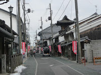 城下町の面影をのこす長浜の街、手前は太鼓櫓のある浄琳寺、向こうに見える瓦屋根は黒壁ガラス館