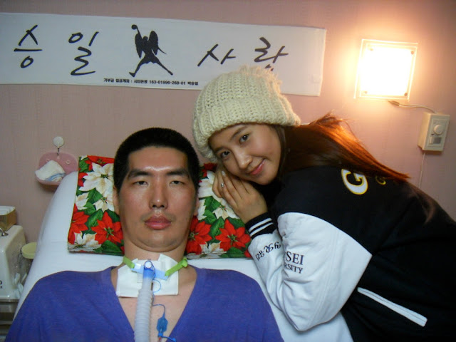 [PICS][25/11/2012] SNSD's Sooyoung, Seohyun, Yuri and their photos with Park Seungil Snsd+yuri+visits+park+seungil+(1)