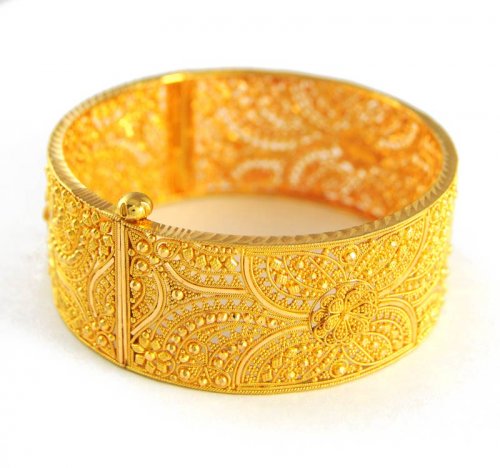 Traditional Trendy Wedding Gold Chur flat bangle Design Traditional Trendy Wedding Gold Chur Design