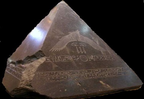 Le pyramidion dans TRANSITION vers le FUTUR Amenemhet+III+pyramidion+ancient+egypt+history+adam+kenawee