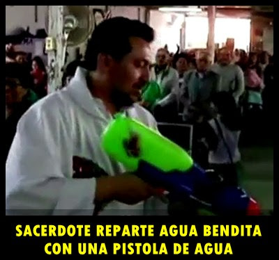 sacerdote-super-cura-pistola-agua