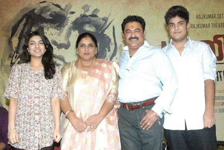 TAMIL CINEMA NEWS: Sripriya family picture