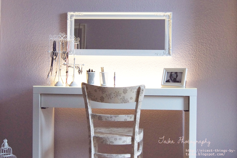 Schminktisch im Schlafzimmer mit Spiegel und indirekter Beleuchtung